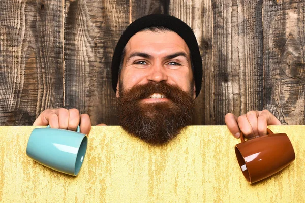 Barbudo brutal hipster caucasiano com folha de papel e copos — Fotografia de Stock