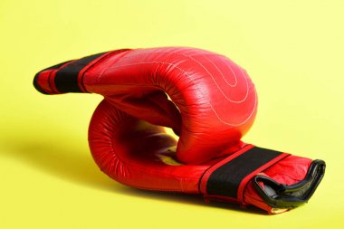 Kırmızı ve siyah renk çarpıcı Tay boks için eldivenler