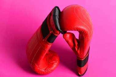 Spor eldiven boks için birkaç baş aşağı yerleştirilir