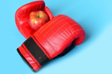 Spor donatımı ve parlak mavi arka plan üzerinde izole meyve