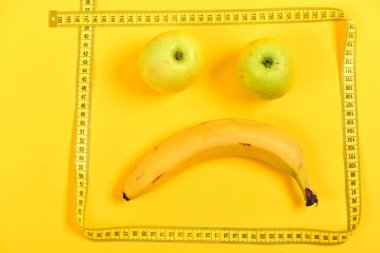 Teyp ölçme ile çerçeveli ifade, muz ve yeşil elma yapmak