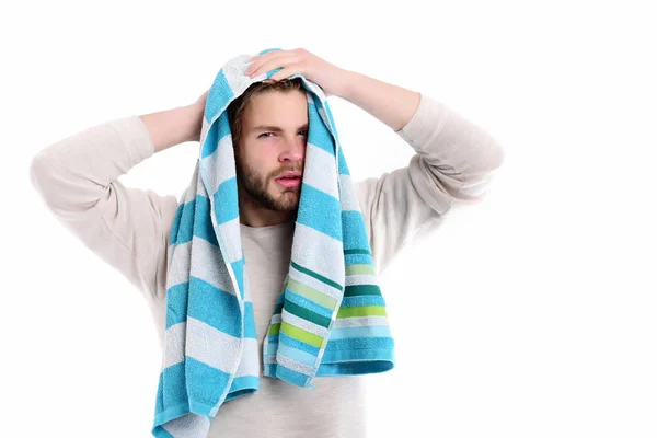 Man met zelfverzekerde gezicht, baard en rommelig haar drogen het — Stockfoto