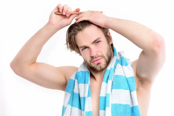Концепція купання та ранкового часу. Чоловік з голим торсом — стокове фото