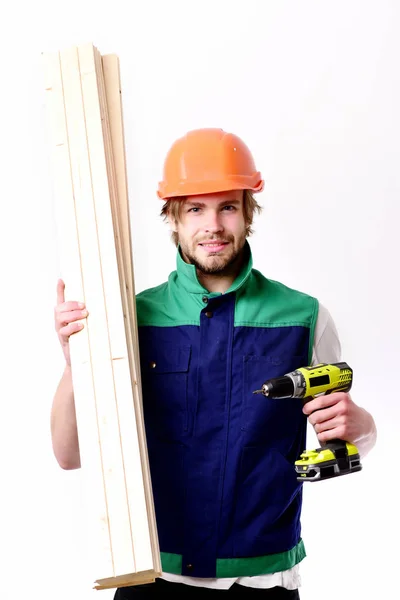 Bauarbeiter hält Holzbretter und gelben Bohrer in der Hand — Stockfoto