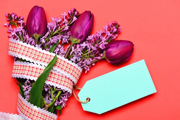 Flores de primavera en ramo envuelto con etiqueta de precio cian — Foto de Stock