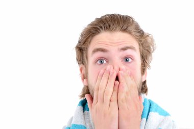 Çizgili mavi beyaz havlusu olan adam beyazda izole edilmiş.