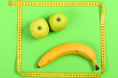 Yüz meyve hüzünlü ifadesi ile: elma ve muz