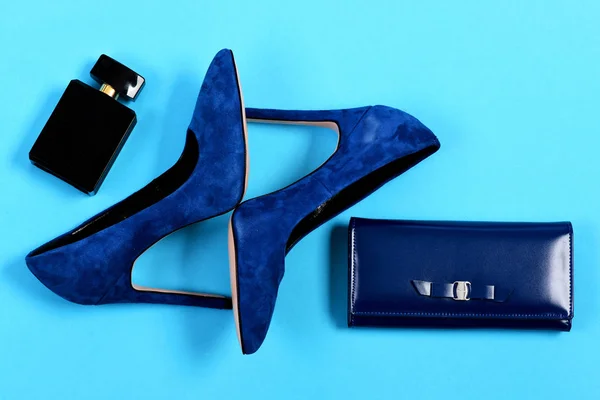 Portamonete e scarpe di colore blu scuro con profumo nero — Foto Stock