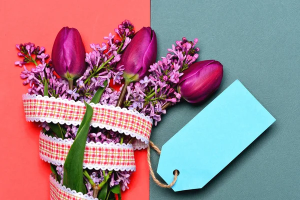 Ramo de tulipanes y flores de color lila y etiqueta de mensaje cian — Foto de Stock