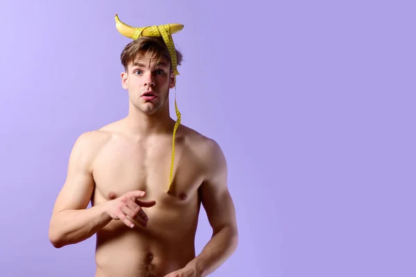 Uomo con faccia sorpresa, banana sulla testa e nastro adesivo — Foto Stock