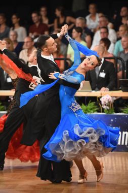 Alman Açık Şampiyonası 'nda Grand Slam Standart sırasında dans eden kimliği belirsiz bir çift.