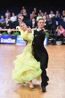 Alman Açık Şampiyonası 'nda Grand Slam Standart sırasında dans eden kimliği belirsiz bir çift.
