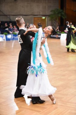 Alman Açık Şampiyonası 'nda Grand Slam Standart sırasında dans eden kimliği belirsiz bir çift.