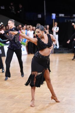 Latin kadın dansçı dans poz