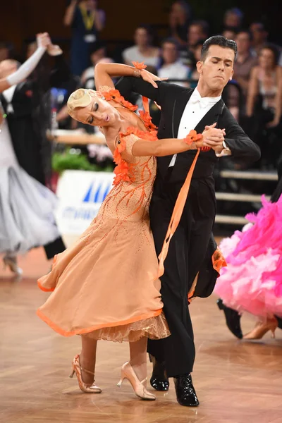 Неопознанная танцевальная пара в танцевальной позе во время Большого шлема на Открытом чемпионате Германии — стоковое фото