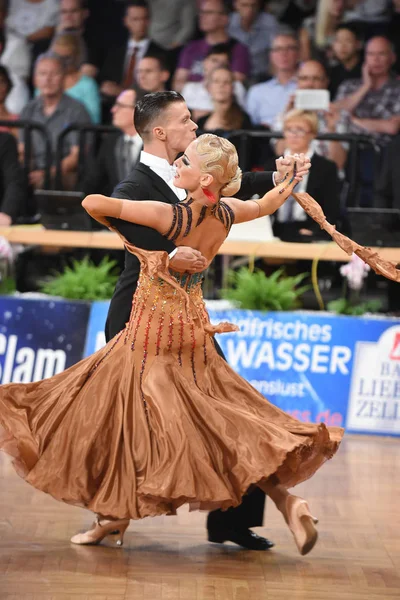 Um casal de dança não identificado em uma pose de dança durante o Grand Slam Standart no Campeonato Aberto Alemão — Fotografia de Stock