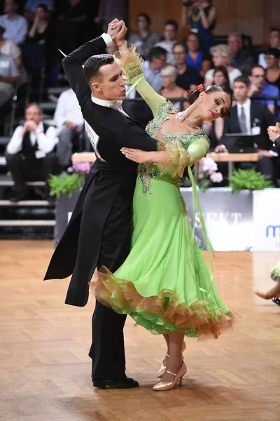 Alman Açık Şampiyonası 'nda Grand Slam Standart sırasında dans eden kimliği belirsiz bir çift.