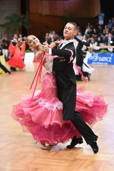 Una pareja de baile no identificada en una pose de baile durante el Grand Slam Standart en el Campeonato Abierto de Alemania —  Fotos de Stock