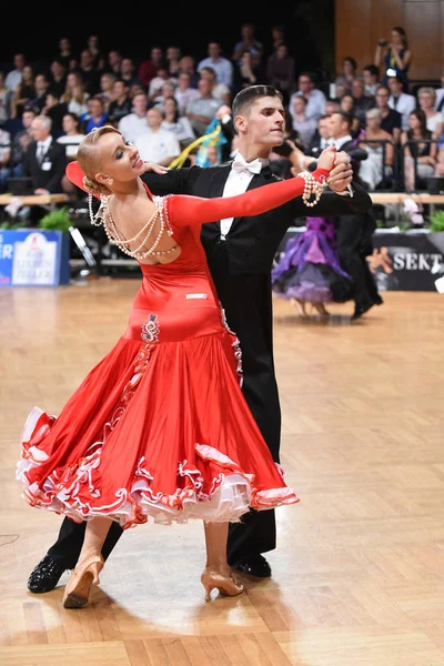 Um casal de dança não identificado em uma pose de dança durante o Grand Slam Standart no Campeonato Aberto Alemão — Fotografia de Stock