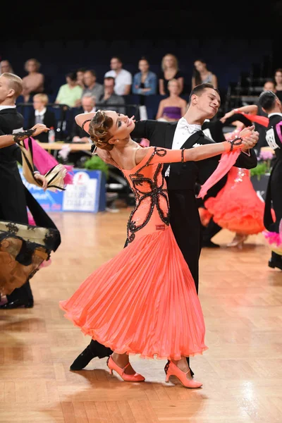 Una pareja de baile no identificada en una pose de baile durante el Grand Slam Standart en el Campeonato Abierto de Alemania —  Fotos de Stock