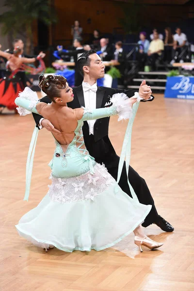 Alman Açık Şampiyonası 'nda Grand Slam Standart sırasında dans eden kimliği belirsiz bir çift.