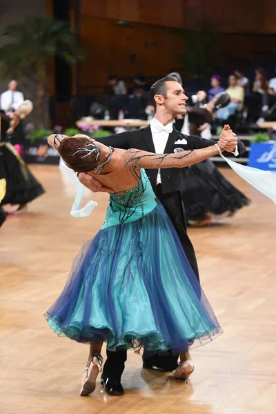 Alman Açık Şampiyonası 'nda Grand Slam Standart sırasında dans eden kimliği belirsiz bir çift.