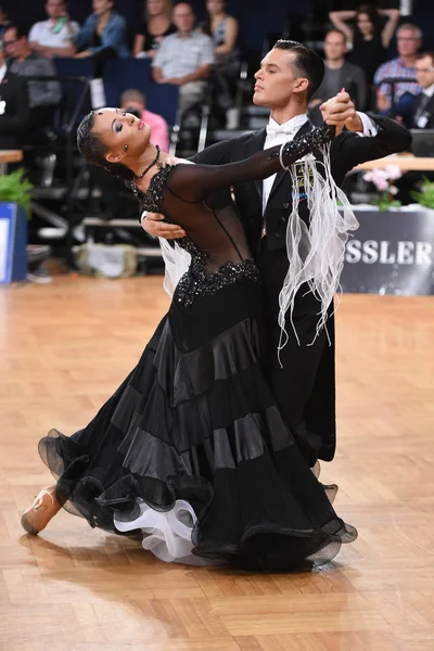 Alman Açık Şampiyonası 'nda Grand Slam Standart sırasında dans eden kimliği belirsiz bir çift.