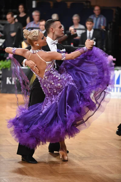 Alman Açık Şampiyonası 'nda Grand Slam Standart sırasında dans eden kimliği belirsiz bir çift.