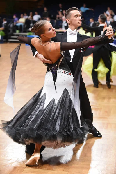 Alman Açık Şampiyonası 'nda Grand Slam Standart sırasında dans eden kimliği belirsiz bir çift.