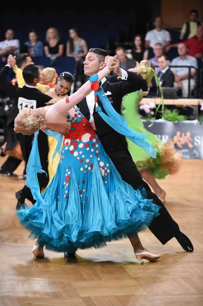 Alman Açık Şampiyonası 'nda Grand Slam Standart sırasında dans eden kimliği belirsiz bir çift.