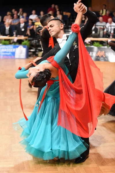 Um casal de dança não identificado em uma pose de dança durante o Grand Slam Standart no Campeonato Aberto Alemão — Fotografia de Stock