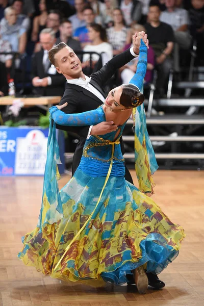 Una pareja de baile no identificada en una pose de baile durante el Grand Slam Standart en el Campeonato Abierto de Alemania — Foto de Stock