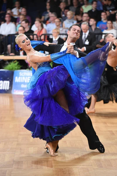 Um casal de dança não identificado em uma pose de dança durante o Grand Slam Standart no Campeonato Aberto Alemão — Fotografia de Stock