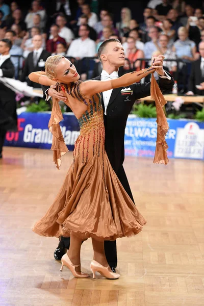 Alman Açık Şampiyonası 'nda Grand Slam Standart sırasında dans eden kimliği belirsiz bir çift. — Stok fotoğraf