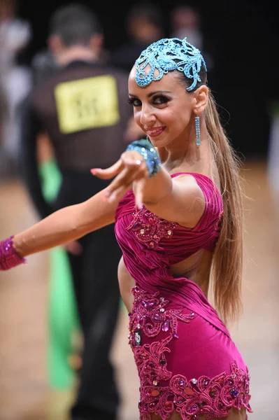 舞蹈姿势的拉丁女人舞者 — 图库照片