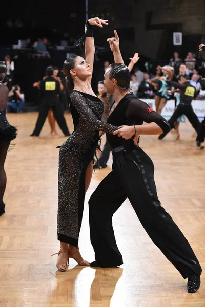 Dance latin couple in a dance pose — Stock Photo, Image