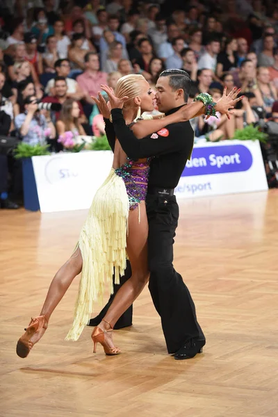 Taneční pár Latinské v taneční póze — Stock fotografie