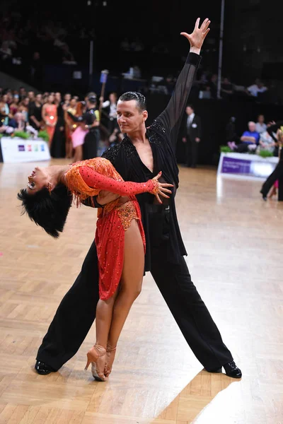 Dança casal latino em uma pose de dança — Fotografia de Stock