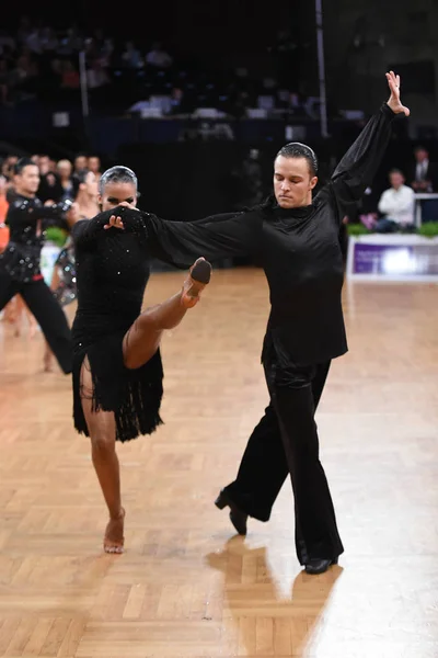 Baile pareja latina en una pose de baile — Foto de Stock