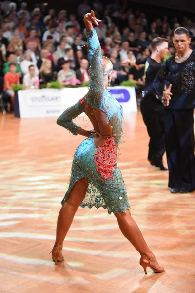 Latin kadın dansçı dans poz — Stok fotoğraf