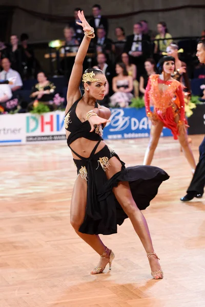 Latijnse vrouw danser in een pose dans — Stockfoto