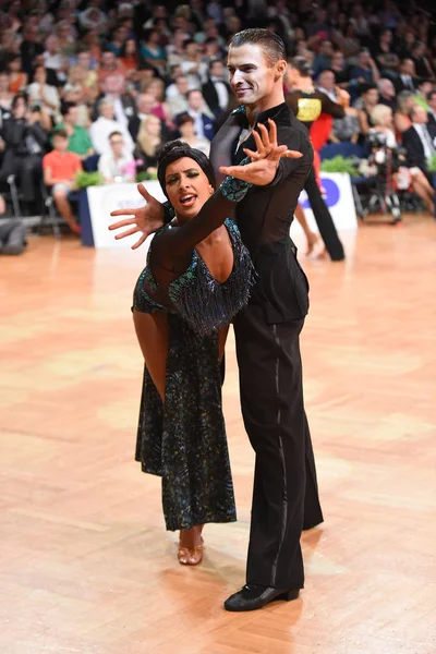 在舞蹈姿势跳舞拉丁夫妇 — 图库照片