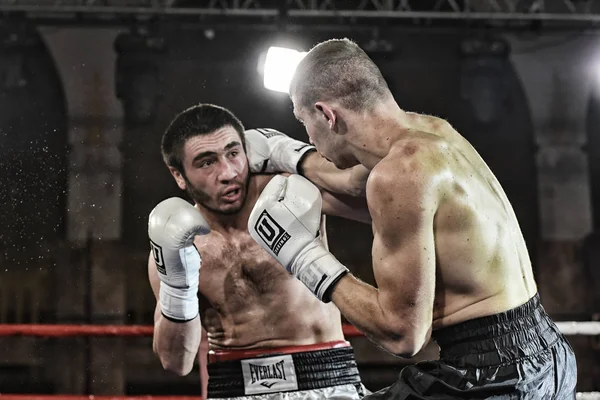 Boxeadores en el ring durante la lucha por los puntos de clasificación —  Fotos de Stock