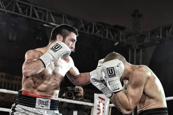 Boxeadores en el ring durante la lucha por los puntos de clasificación —  Fotos de Stock