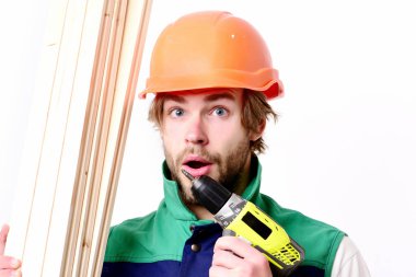 Adam şaşırmış yüz ifadesi ile. Turuncu kask oluşturucu