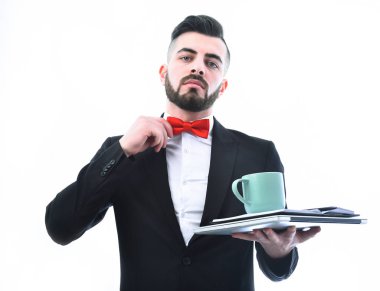 Sakallı, kendine güvenen ve kırmızı papyonlu bir iş adamı.