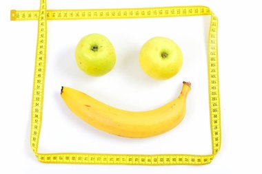 Muz ve iki yeşil elma yapar mutlu yüz