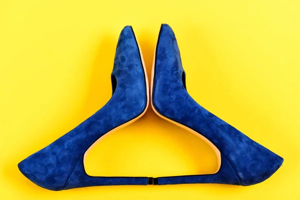 Обувь на высоком каблуке изолирована на желтом фоне. Пара обуви — стоковое фото