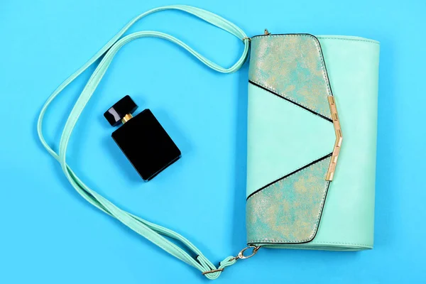 Concepto de moda y glamour. Monedero en color turquesa claro — Foto de Stock