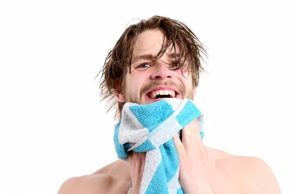 Άντρας με γυμνό κορμό και χαρούμενο πρόσωπο σκουπίζει γενειάδα — Φωτογραφία Αρχείου